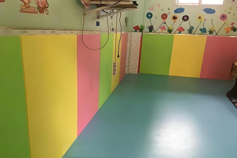 幼儿园的墙壁上通常使用哪种吸音板？